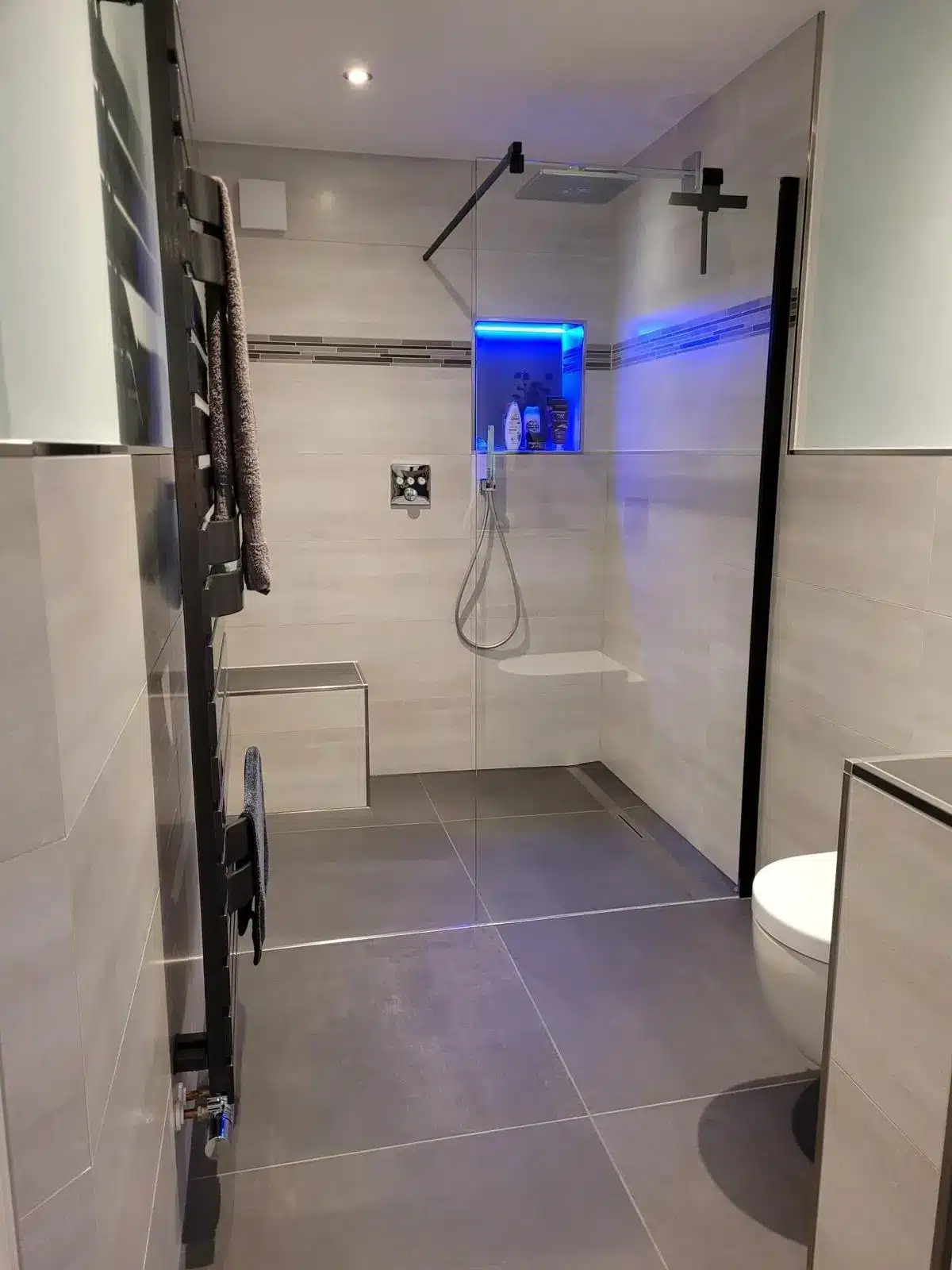 Stilvolles Badezimmer mit begehbarer Dusche und Beleuchtung München Stilvolles Badezimmer mit begehbarer Dusche und integrierter Beleuchtung in München