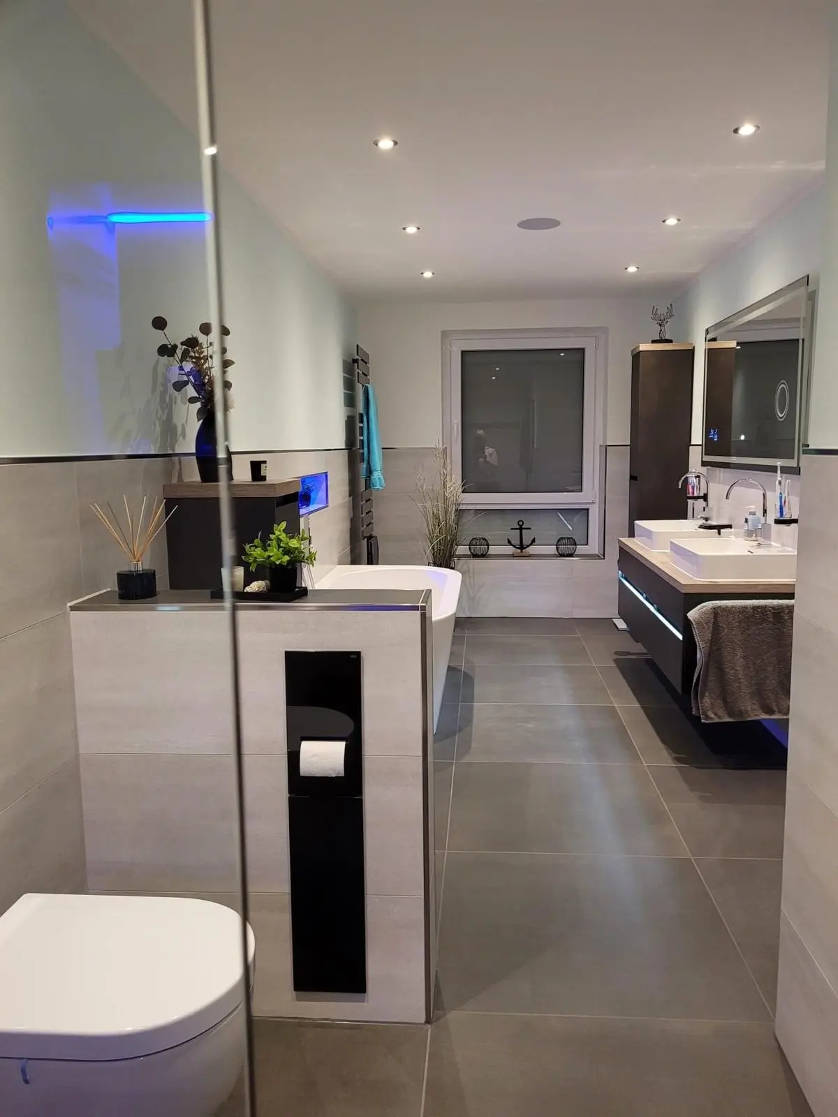 Luxuriöses Badezimmer mit freistehender Badewanne München Modernes Badezimmer mit freistehender Badewanne und Doppelwaschbecken in München