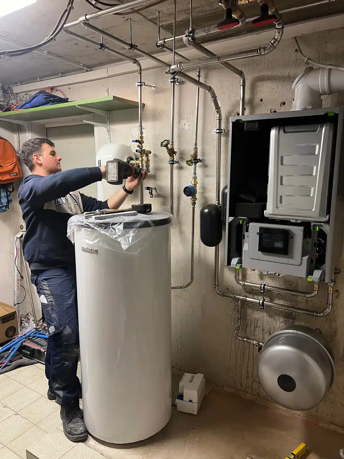 Heizungsinstallation München Installation einer modernen Heizungsanlage durch einen Techniker in München