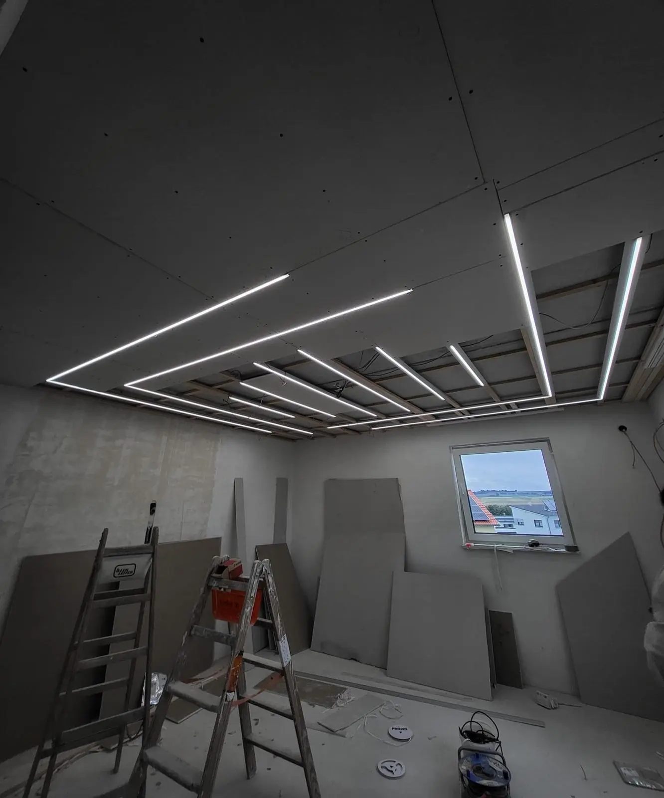 LED-Deckeninstallation während Renovierung München Deckenkonstruktion mit modernen LED-Lichtstreifen in München während einer Renovierung