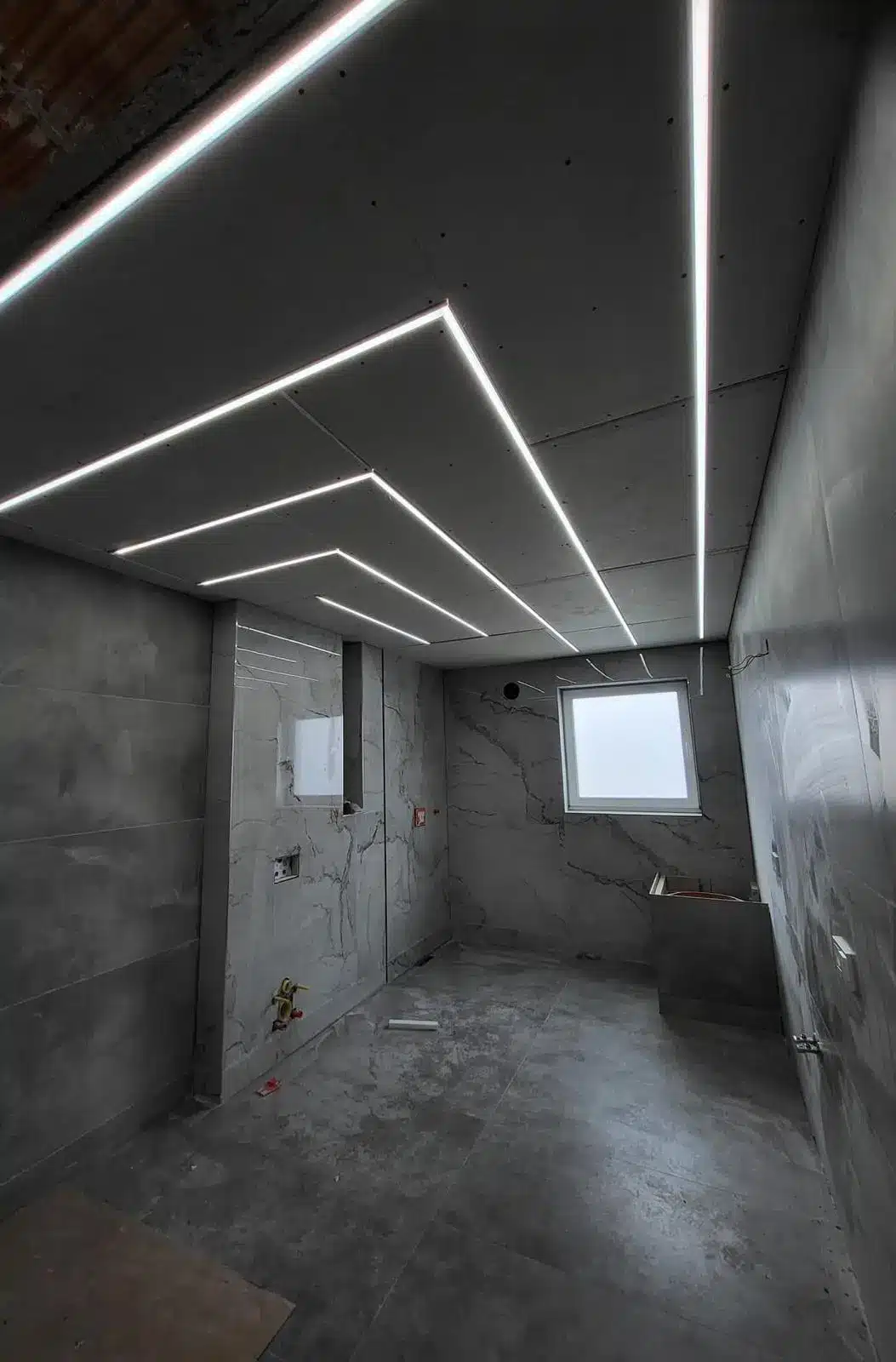 Deckeninstallation mit LED-Beleuchtung München Deckeninstallation mit LED-Lichtstreifen während eines Renovierungsprojekts in München