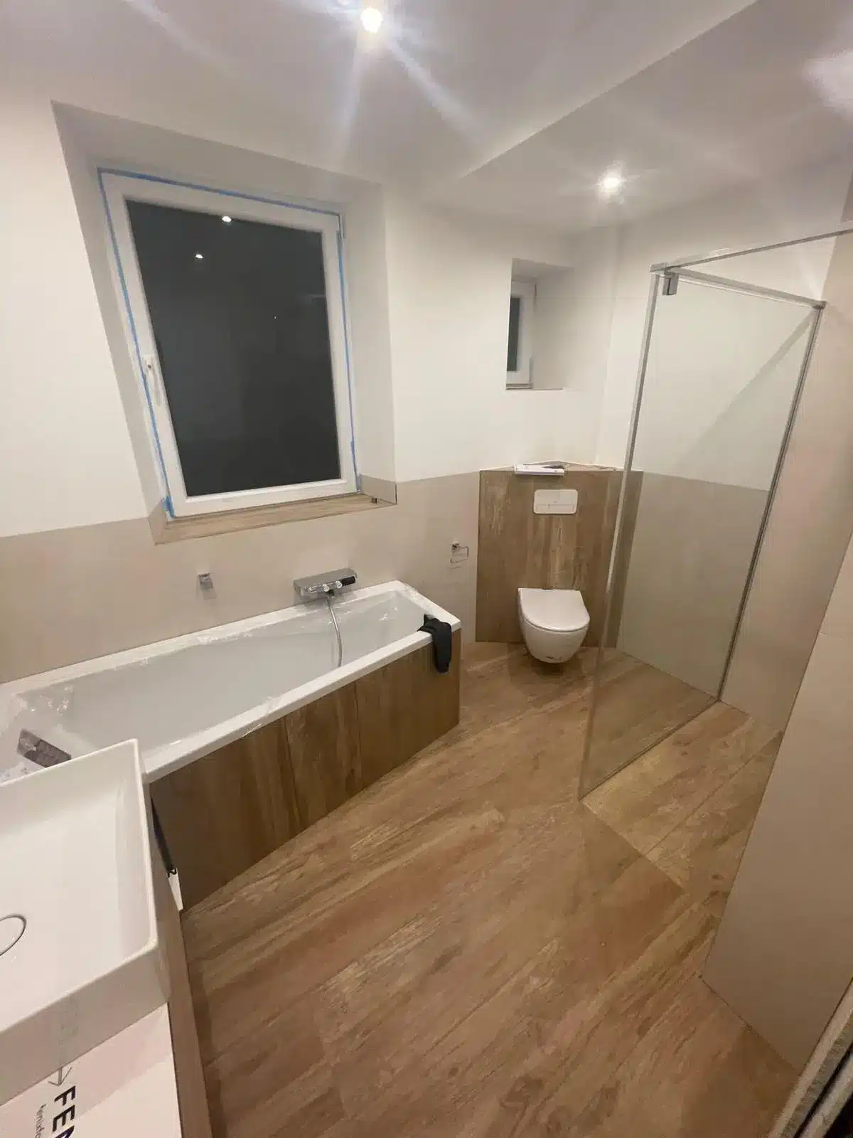 Modernes Badezimmer mit Dusche und Badewanne München Modernes Badezimmer mit Dusche und Badewanne in neutralen Farbtönen in München