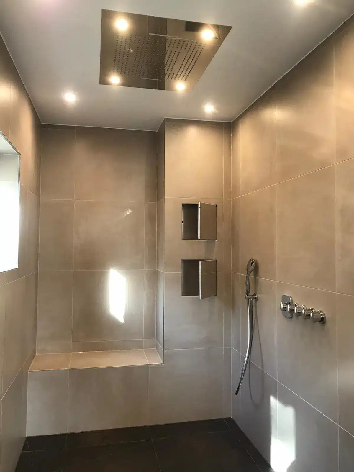 Begehbare Dusche mit Sitzbank und Beleuchtung München Moderne begehbare Dusche mit integrierter Beleuchtung und Sitzbank in München