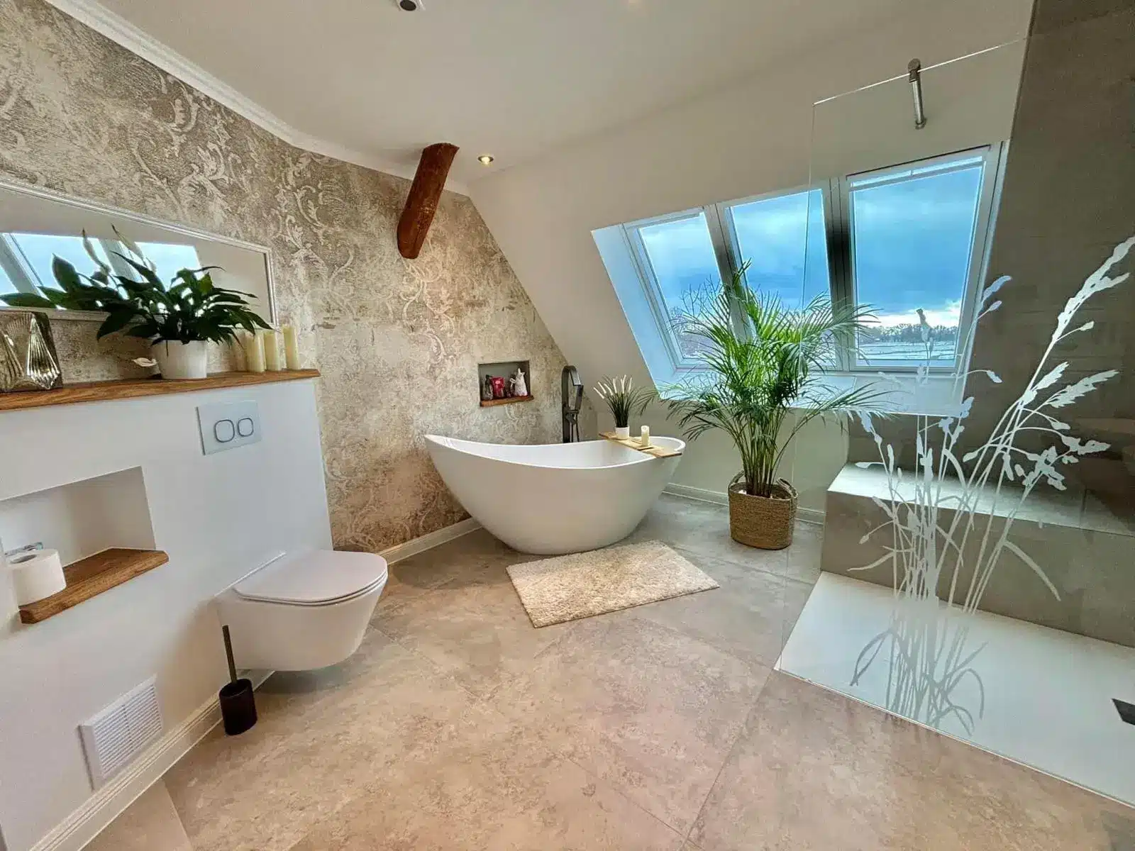 Luxuriöses Badezimmer mit freistehender Badewanne und Dusche München Badezimmer mit freistehender Badewanne und großer Dusche in München