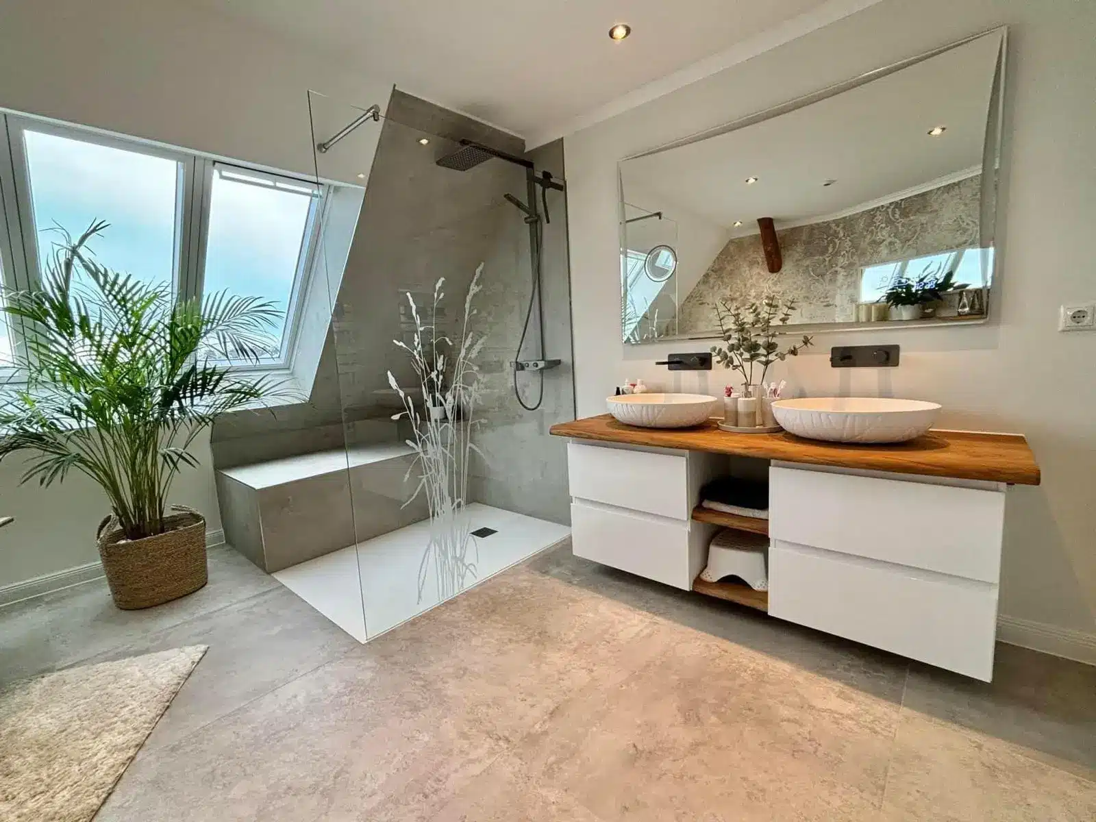 Modernes Badezimmer mit Doppelwaschbecken und Regendusche München Luxuriöses Badezimmer mit Doppelwaschbecken und großer Dusche in München