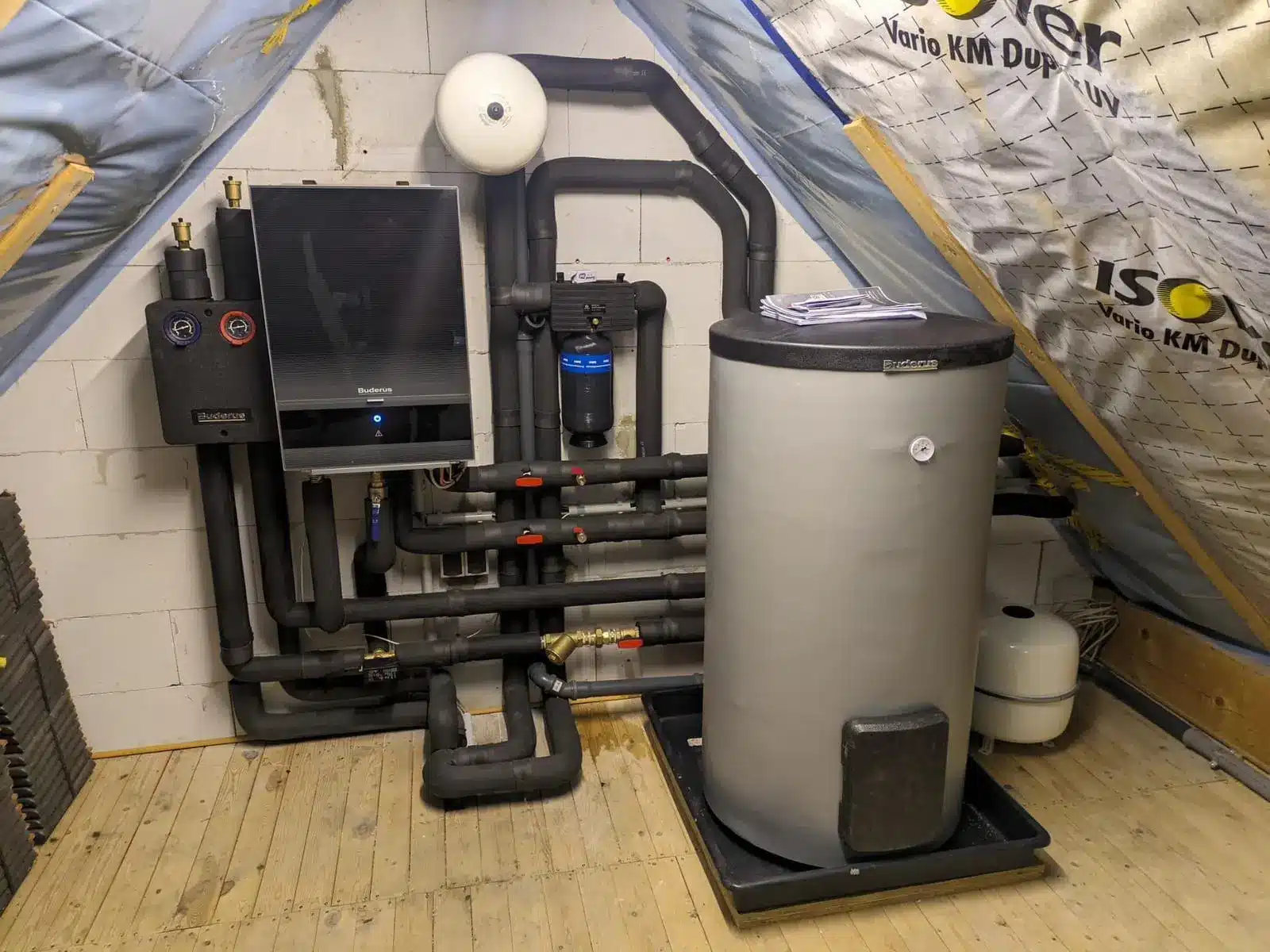 Installation von Heizungsanlage und Wärmespeicher München Heizungsanlage mit Wärmespeicher in einem Dachgeschoss in München