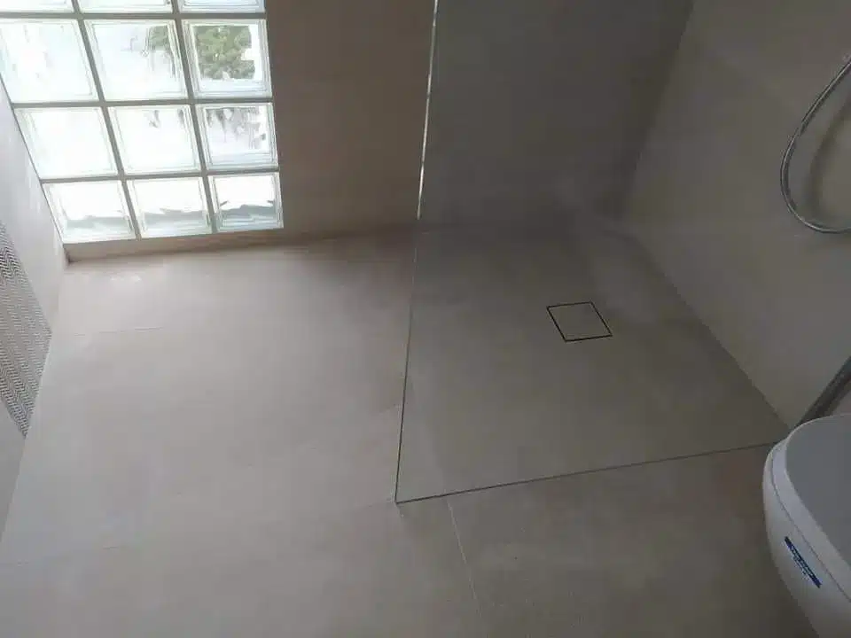 Begehbare Dusche mit Nische München Moderne begehbare Dusche mit Nische für Duschutensilien in München