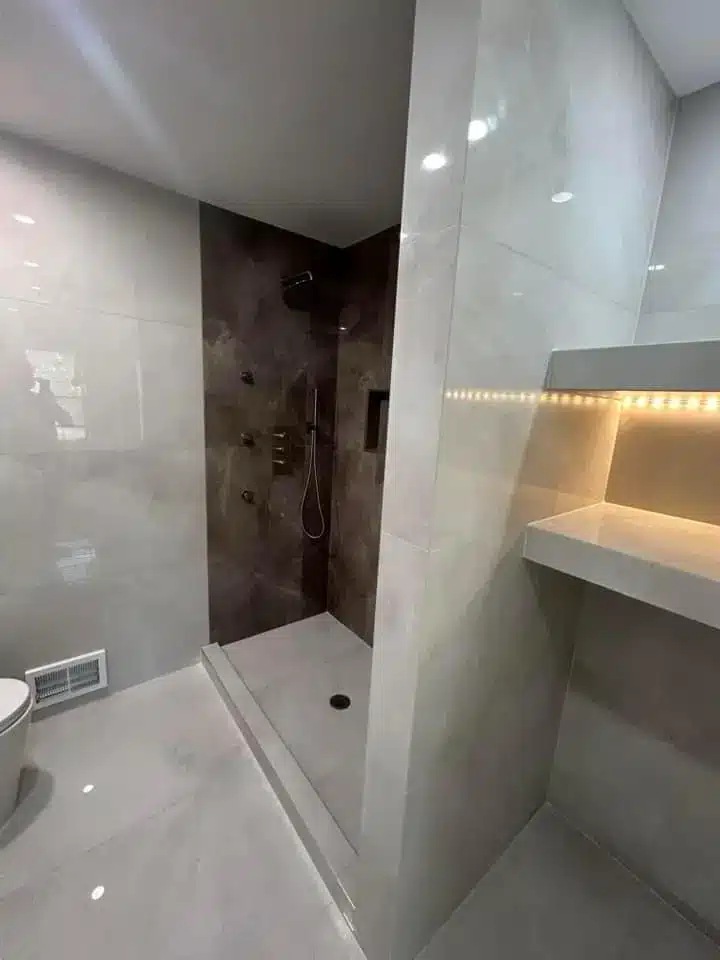 Luxuriöse Badezimmer-Dusche München Luxuriöses Badezimmer mit dunklen Fliesen und Dusche in München