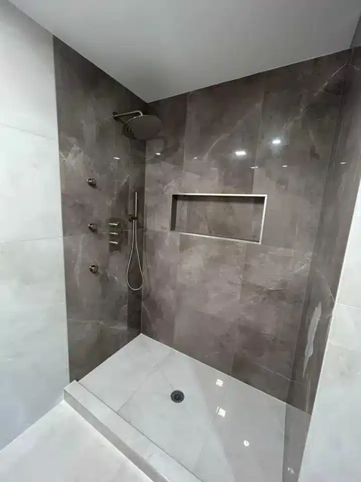 Modernes Badezimmer mit Glasbausteinen München Minimalistisches Badezimmer mit begehbarer Dusche und Glasbausteinen in München