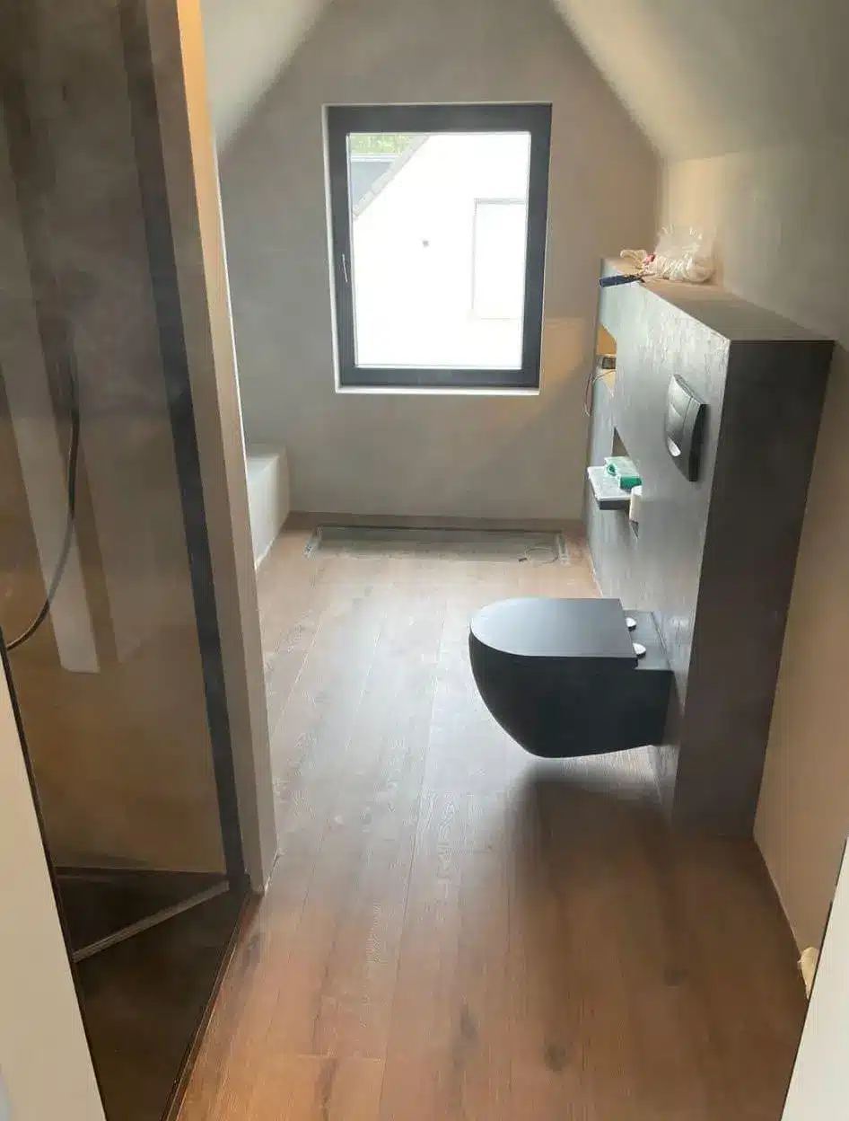 Badezimmer mit hängendem WC und Dachfenster München Modernes Badezimmer mit Dachfenster und hängendem WC in München