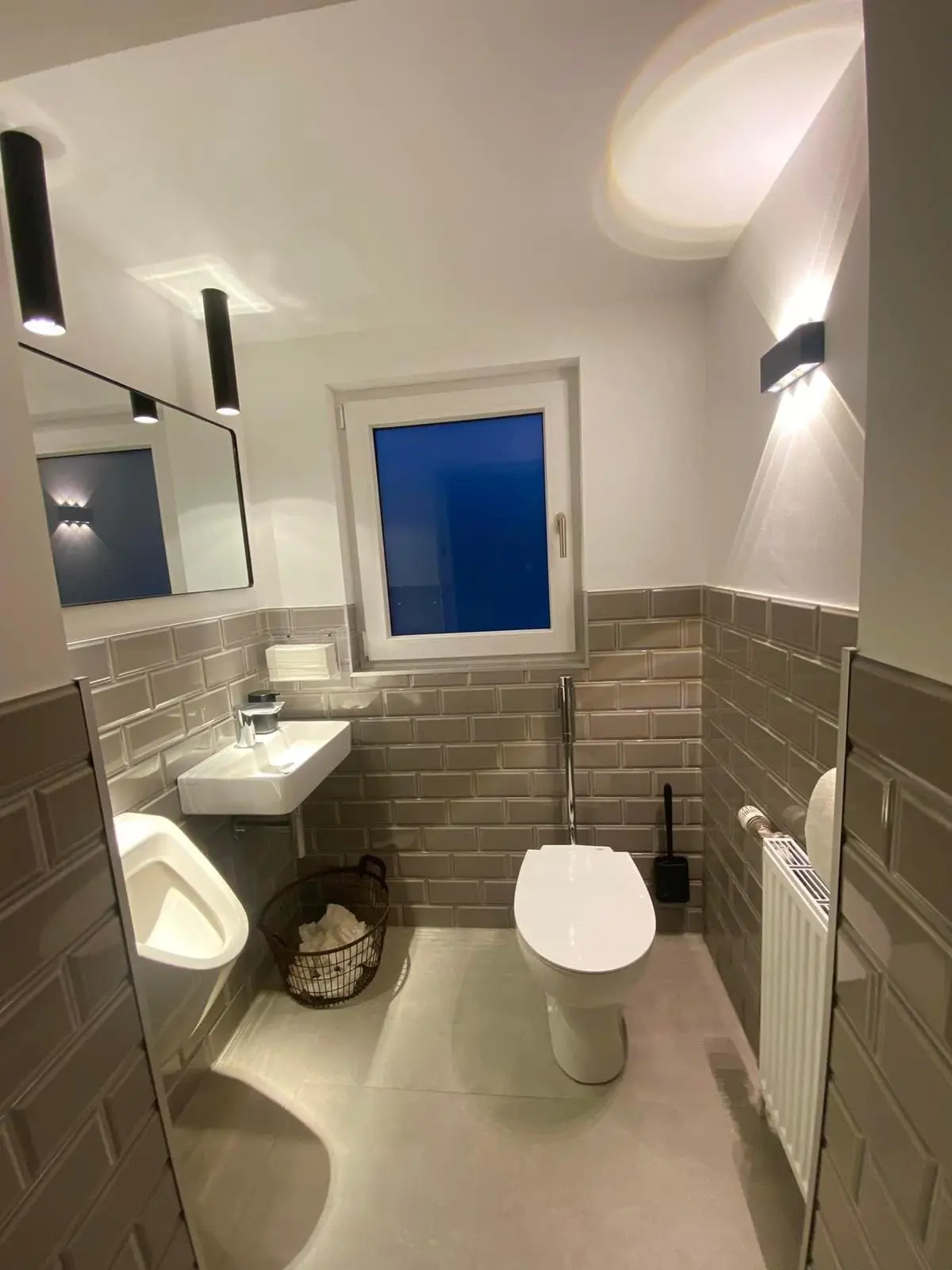 Modernes Gäste-WC München Modernes Gäste-WC mit eleganter Beleuchtung in München