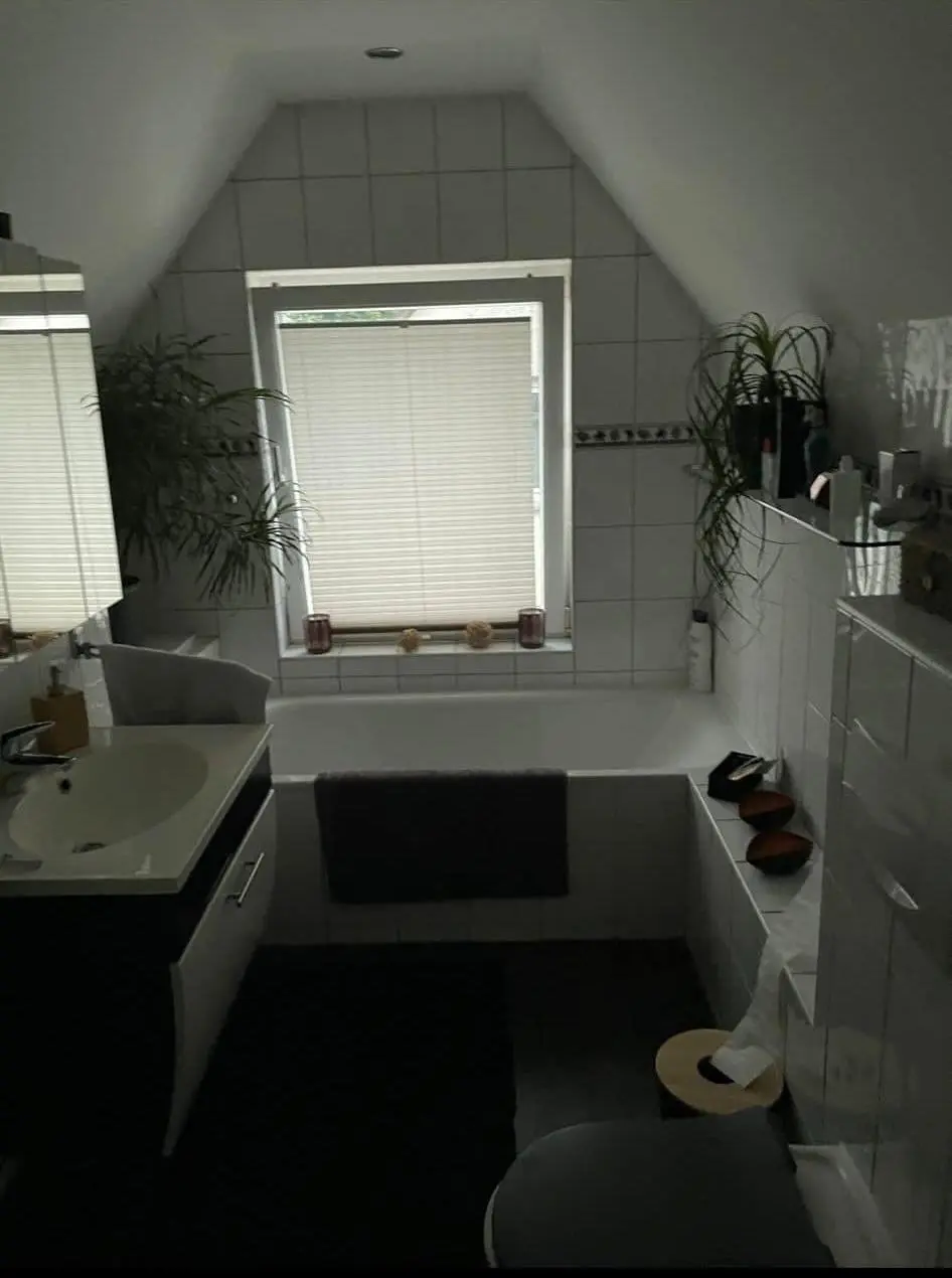 Badezimmer unter der Dachschräge München Kleines Badezimmer mit Dachschräge und Badewanne in München