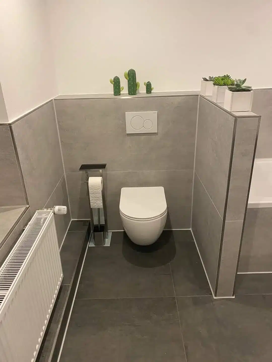 WC-Renovierung München Modernes WC mit grauen Fliesen und minimalistischer Einrichtung in München