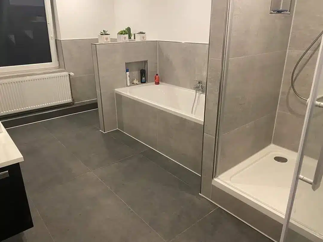 Modernes Badezimmer Renovierung München Modernes Badezimmer mit Badewanne und Dusche nach einer Renovierung