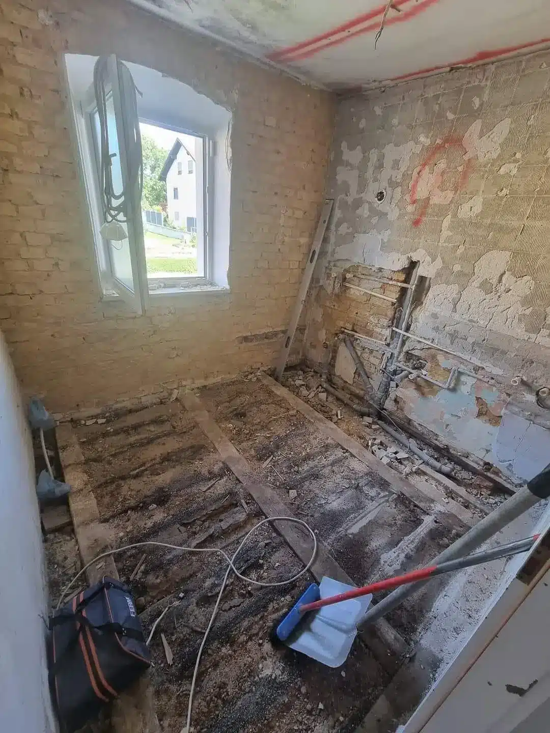 Baustellenvorbereitung für Renovierung München Freigelegte Baustelle in einem Wohnraum während der Renovierung in München