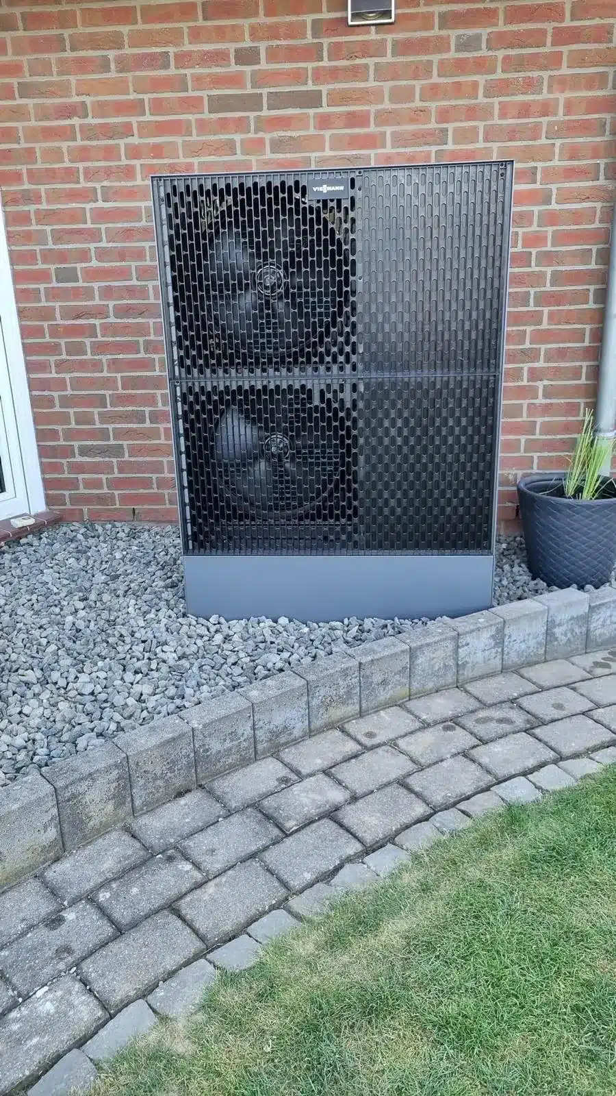 Wärmepumpeninstallation München Außengerät einer Wärmepumpe an der Außenwand eines Hauses in München
