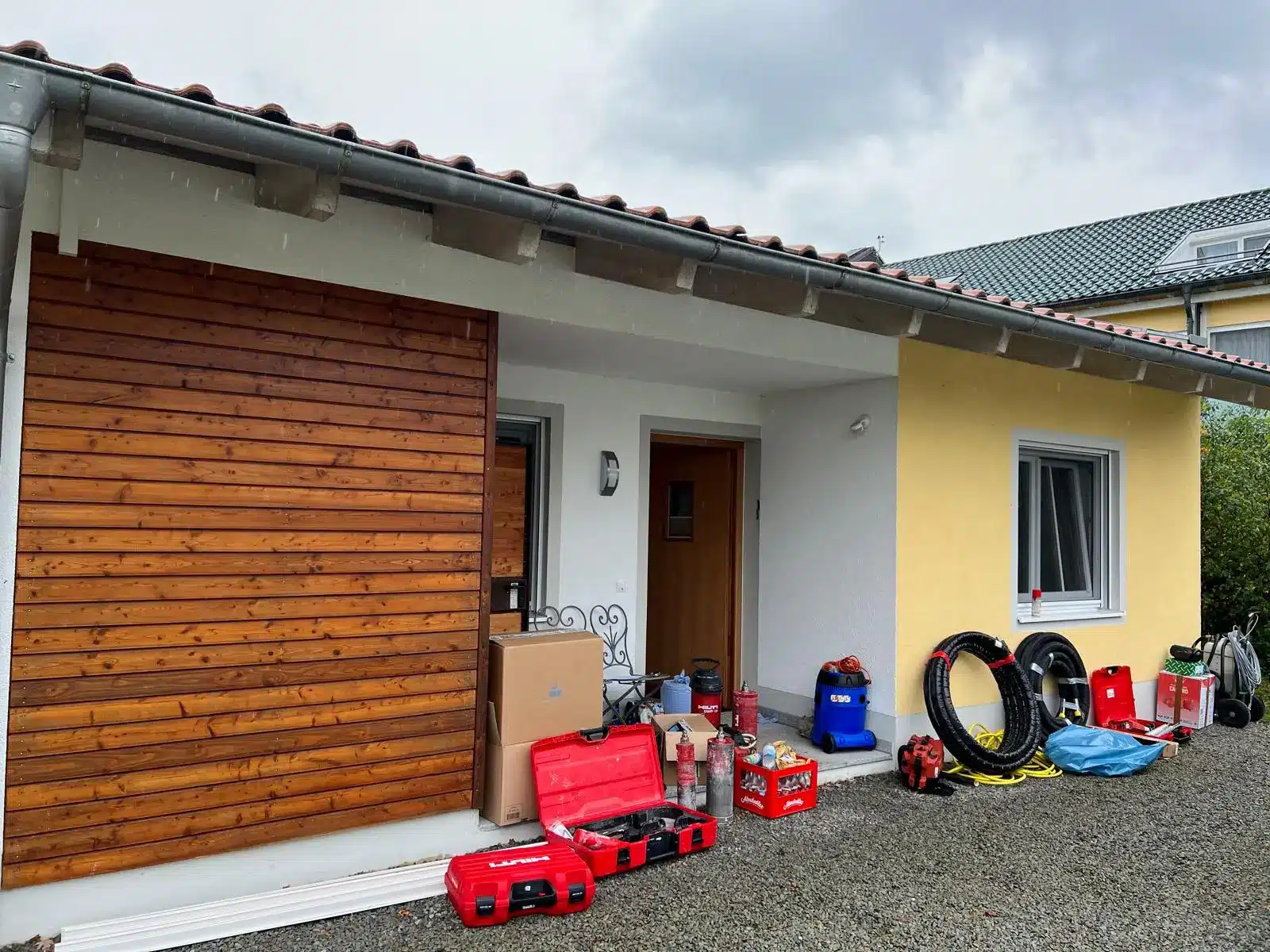 Vorbereitungen für Klimaanlageninstallation München Vorbereitungen für die Installation einer Klimaanlage an einem Haus in München