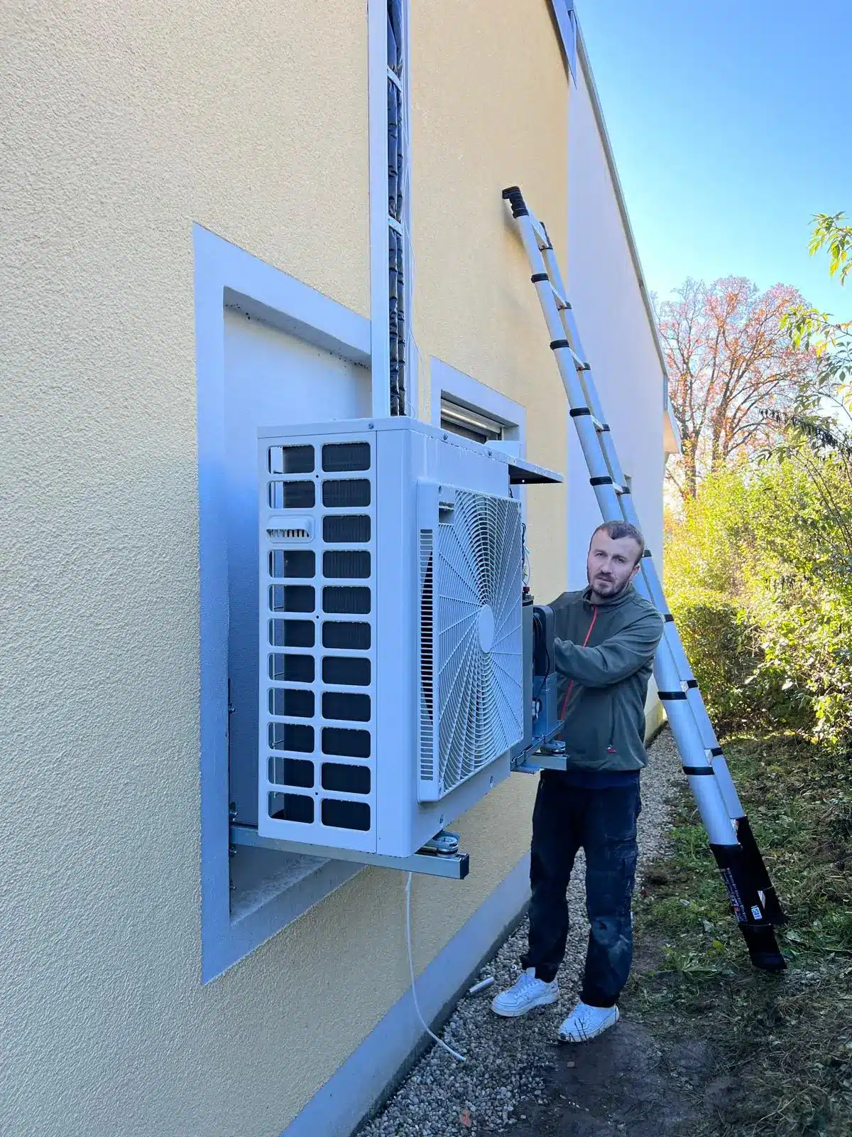 Klimaanlagen Installation München Installation einer Klimaanlage an der Außenwand eines Gebäudes in München