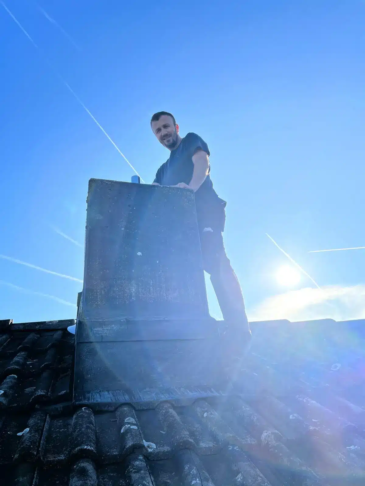 Dachinspektion und -wartung München Handwerker bei der Dachinspektion auf einem Ziegeldach in München