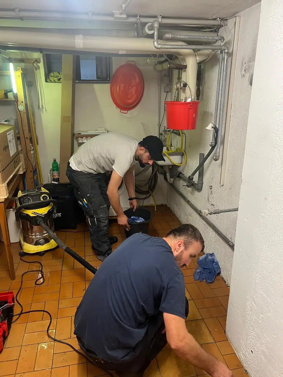 Heizungswartung München Techniker bei der Wartung einer Heizanlage im Keller eines Hauses