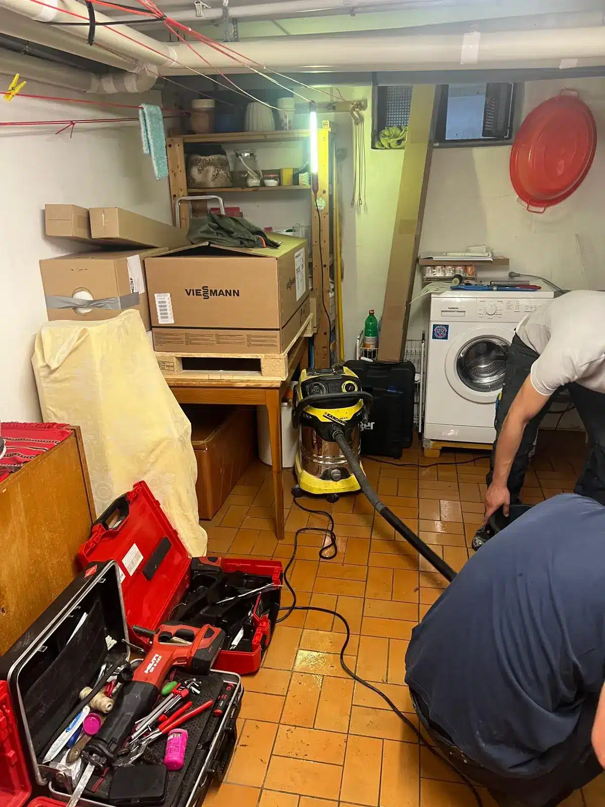 Vorbereitungen für Heizungsinstallation München Werkzeuge und Vorbereitungen für die Heizungsinstallation im Keller eines Hauses in München