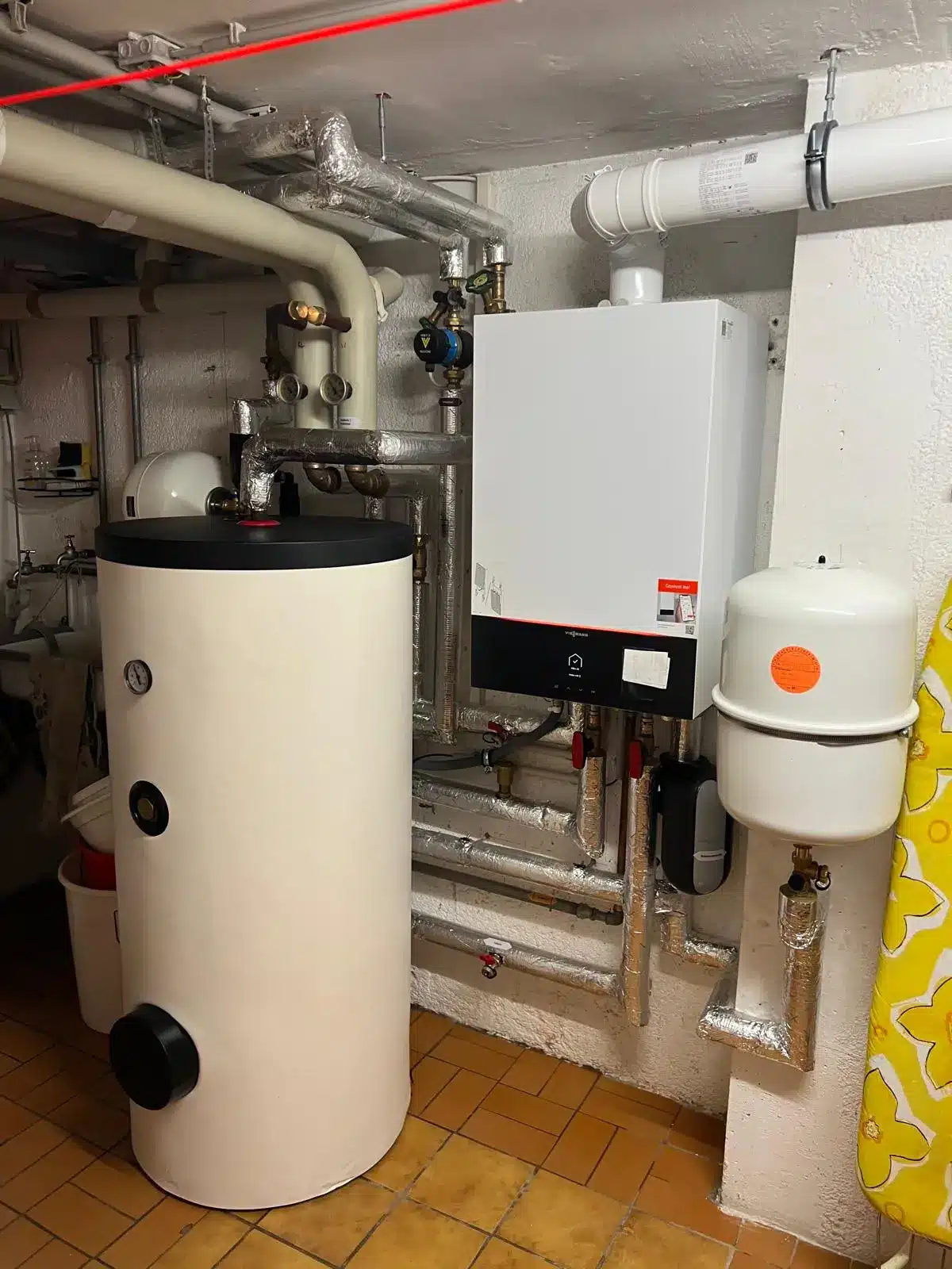 Moderne Heizanlageninstallation München Neu installierte Heizungsanlage mit Wassertank und Isolierungen in München