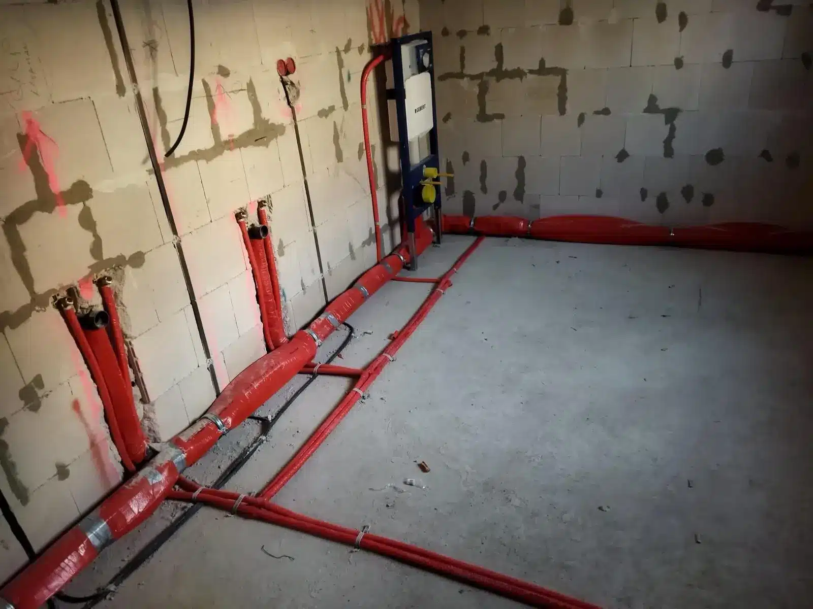 Rohrverlegung für Sanitärinstallationen München Rohrleitungen für Sanitärinstallationen in einem Neubau