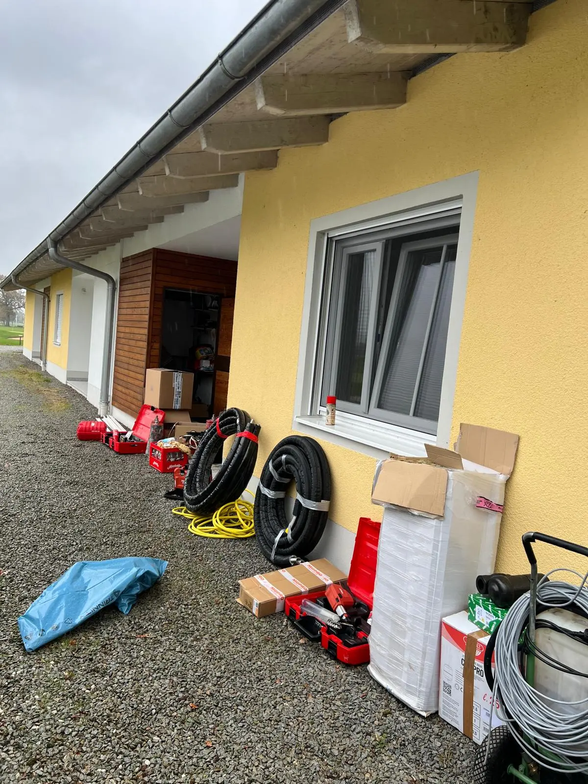 Klimaanlageninstallationsausrüstung München Ausrüstung und Werkzeuge für die Installation einer Klimaanlage an einem Haus in München