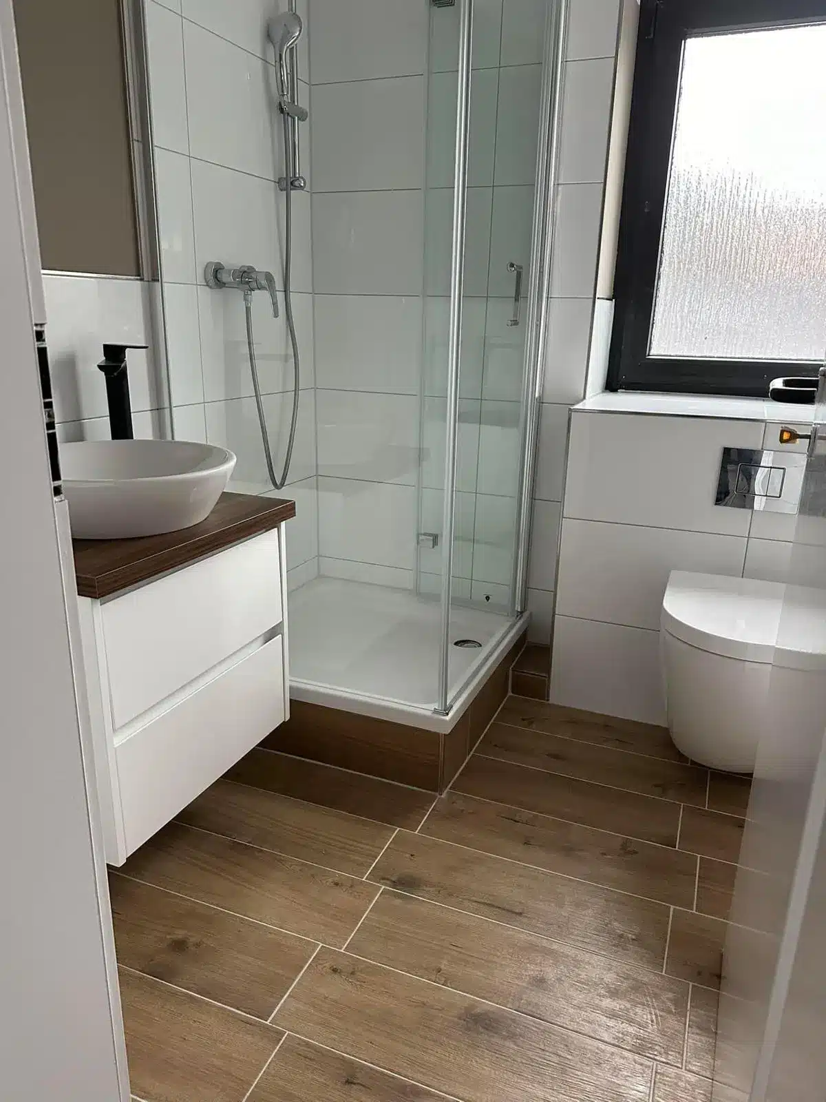 Modernes Badezimmer mit Duschkabine München Modernes Badezimmer mit Duschkabine und Holzfliesen in München