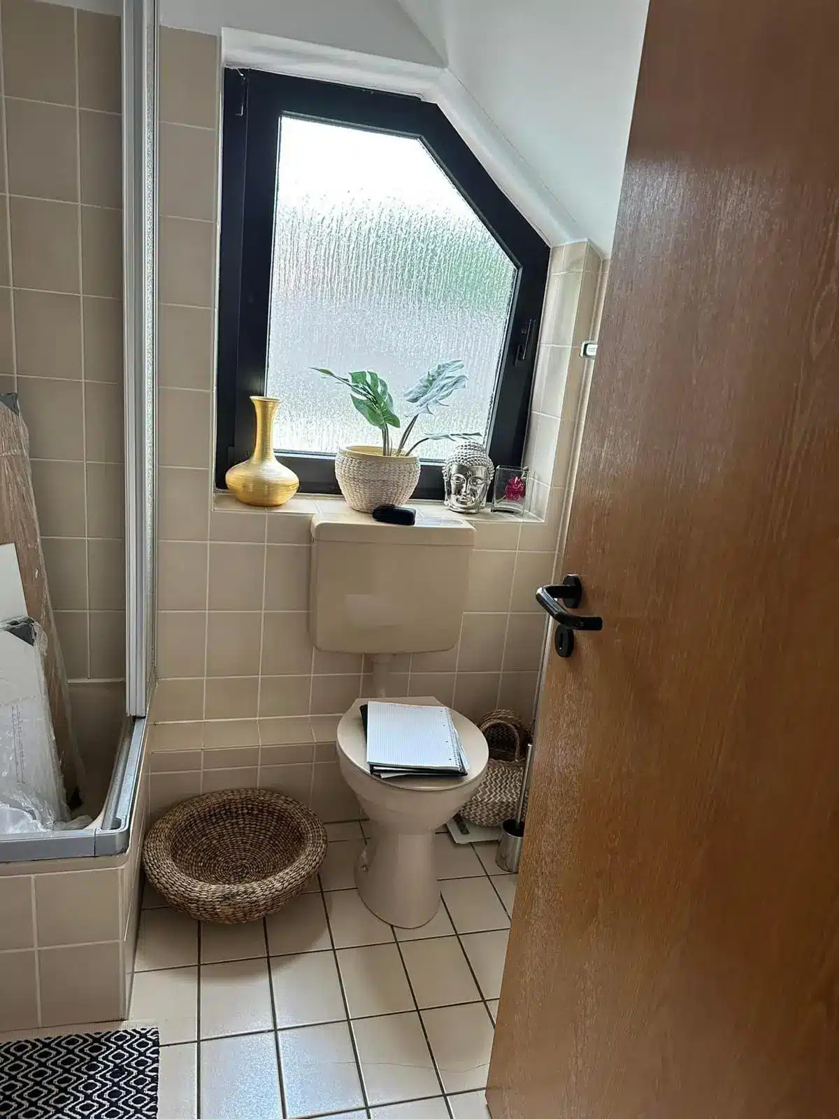 Kompaktes Badezimmer mit Fenster München Kleines Badezimmer mit Fenster und WC in München