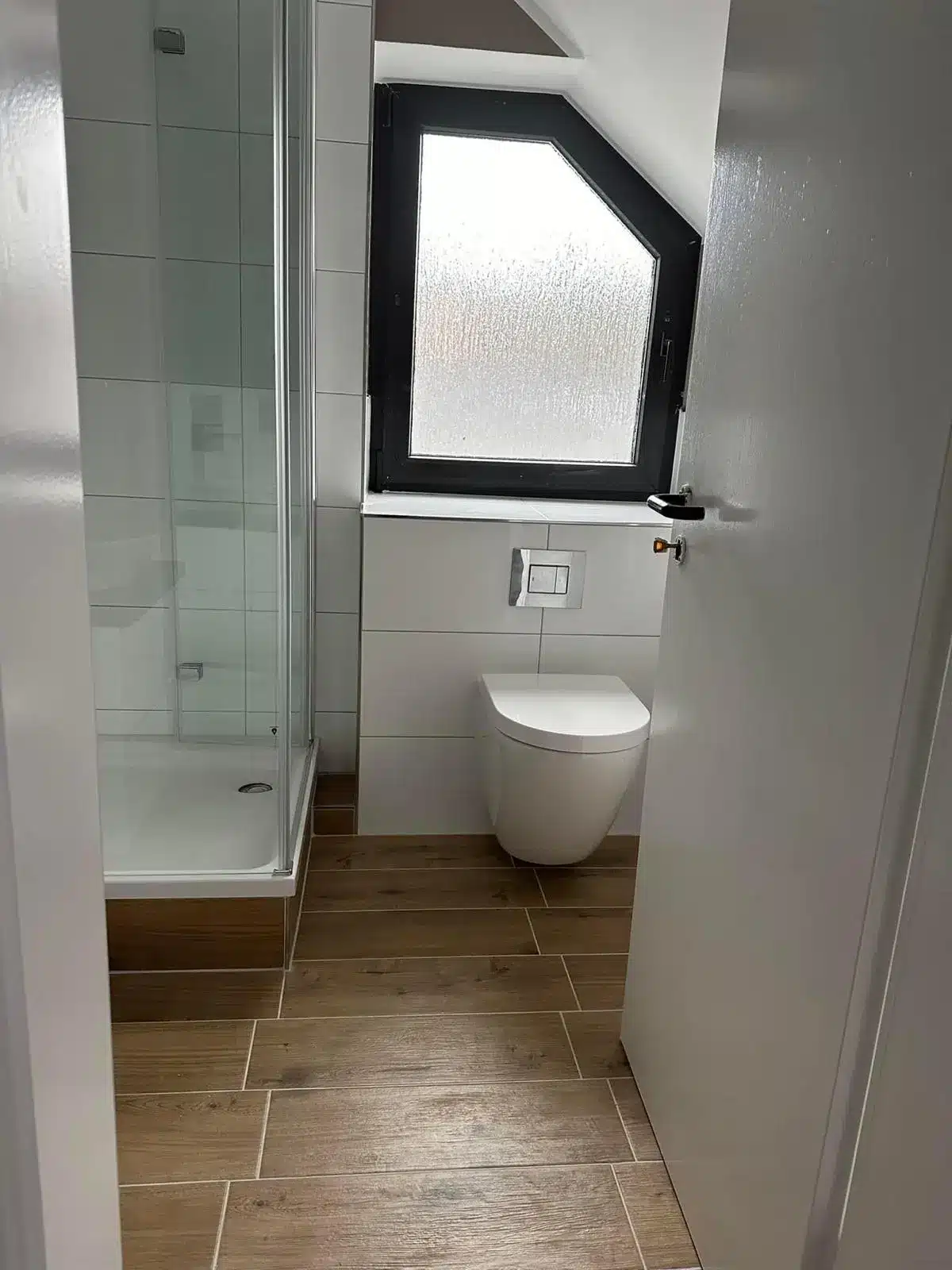 Modernes kleines Badezimmer mit Dachfenster München Kleines Badezimmer mit Dusche und Dachfenster in München