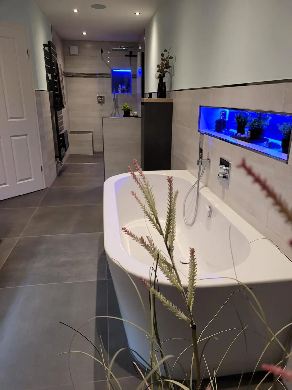 Luxusbadezimmer mit freistehender Badewanne München Luxuriöses Badezimmer mit freistehender Badewanne und blauer Beleuchtung in München