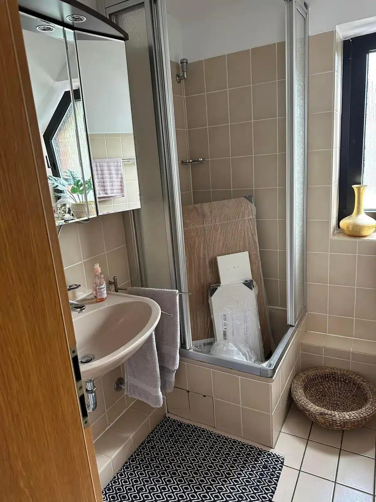 Badezimmer Renovierung im kleinen Raum München Kleines Badezimmer mit Dusche und Spiegel in München